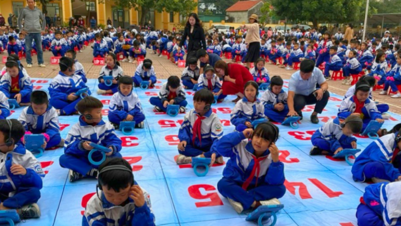 Phổ cập thiết bị: Không ai bị bỏ lại trong hành trình số hoá giáo dục và đời sống